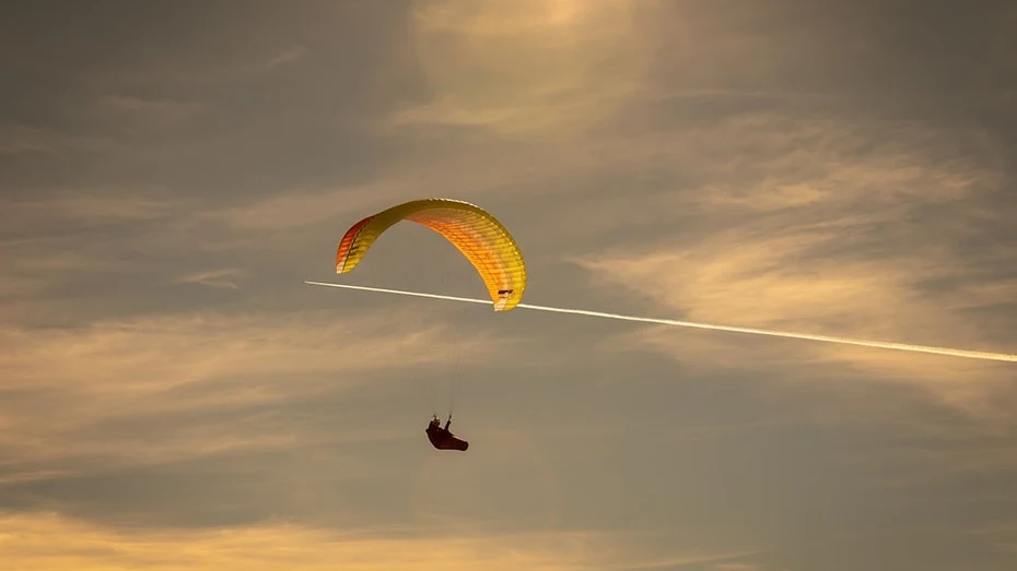 Imagen de archivo de una persona practicando parapente