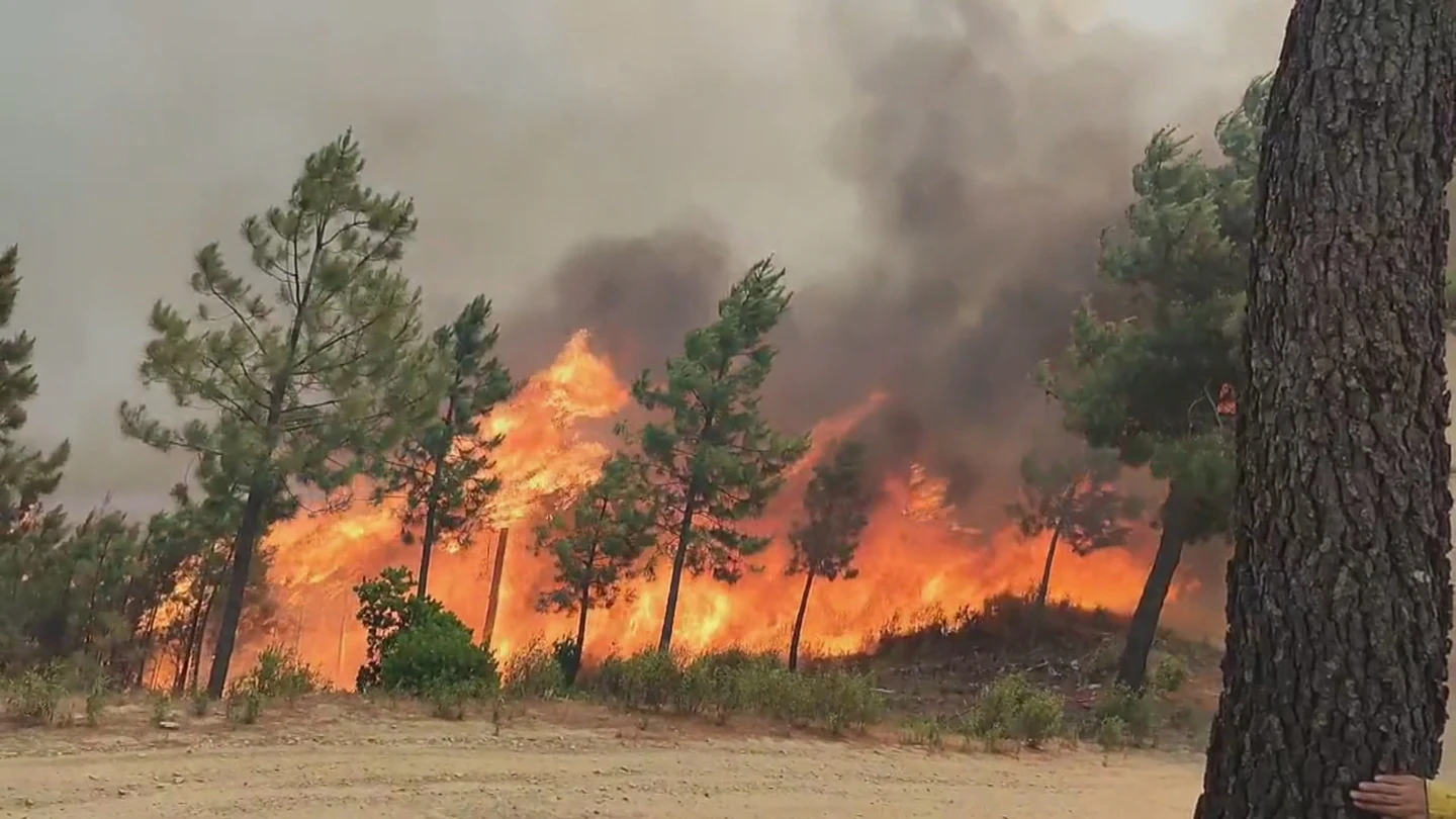 El incendio de Las Hurdes avanza descontrolado y obliga a desalojar a 700 vecinos El incendio de Las Hurdes avanza descontrolado y obliga a desalojar a 700 vecinos