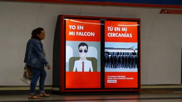 Una mujer pasa junto a unos luminosos con publicidad contra el presidente del Gobierno, Pedro Sánchez, este viernes en una estación del metro de Madrid