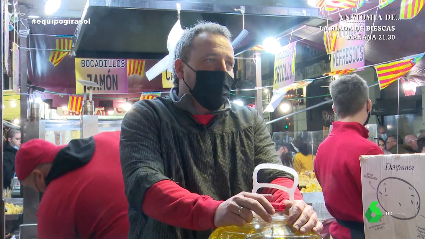 La desesperación de un churrero de cara a la feria de Sevilla: "¿Sin aceite qué vendo?" La desesperación de un churrero de cara a la feria de Sevilla: "¿Sin aceite qué vendo?"