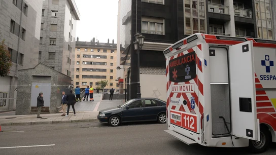 Vista del edificio donde se han precipitado las dos mellizas en Oviedo (Asturias) Qué se sabe del caso de las mellizas de Oviedo: la Policía lo investiga como suicidio y rastrea el entorno escolar