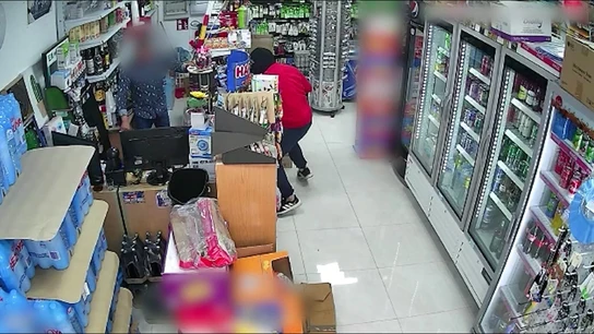 Detenido en Torrevieja (Alicante) por atracar un establecimiento y amenazar a un trabajador con un cuchillo Detenido en Torrevieja (Alicante) por atracar un establecimiento y amenazar a un trabajador con un cuchillo