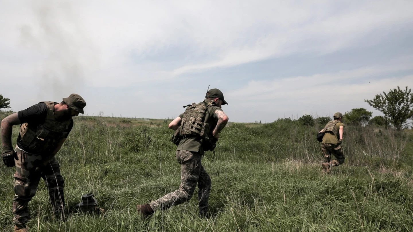 Militares ucranianos abandonan una posición cerca del frente de Bajmut Militares ucranianos abandonan una posición cerca del frente de Bajmut