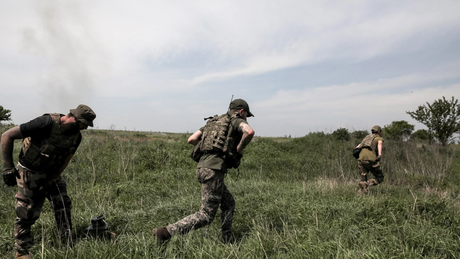 Militares ucranianos abandonan una posición cerca del frente de Bajmut