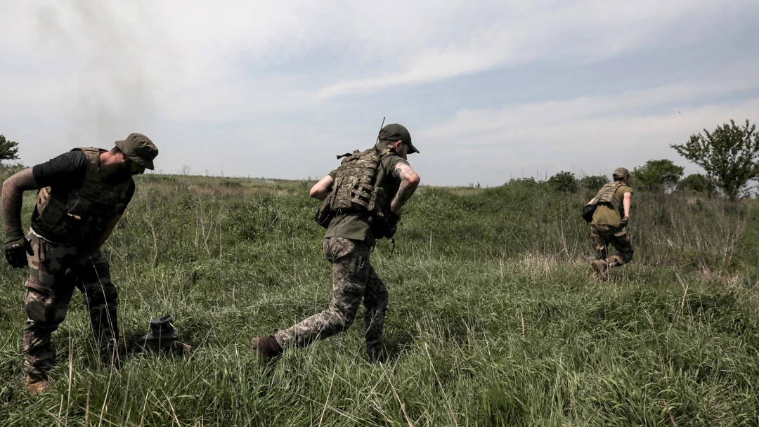 Militares ucranianos abandonan una posición cerca del frente de Bajmut