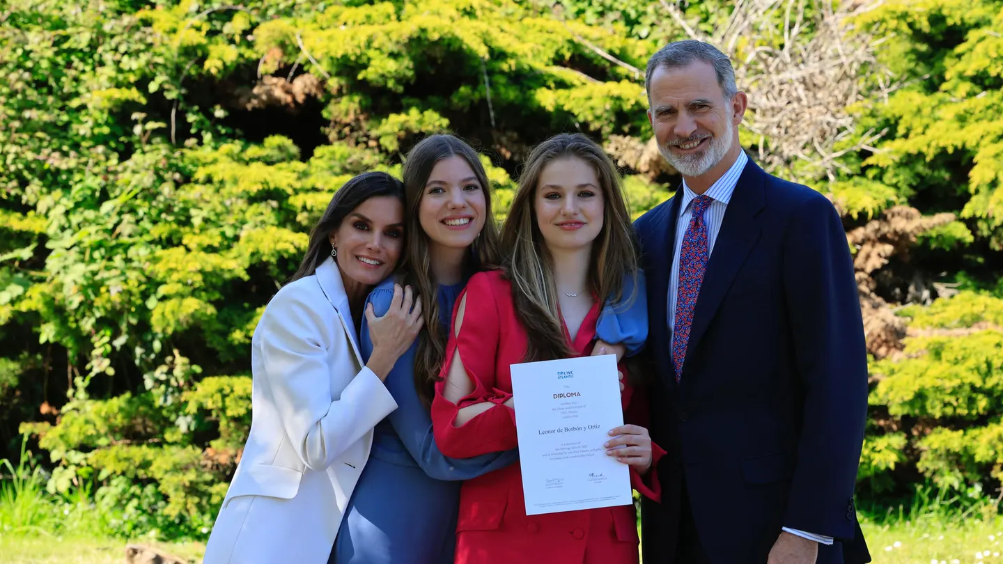 Los Reyes Felipe y Letizia posan junto a sus hijas la princesa Leonor y la infanta Sofía, al finalizar el acto de graduación de la Princesa de Asturias Los Reyes Felipe y Letizia posan junto a sus hijas la princesa Leonor y la infanta Sofía, al finalizar el acto de graduación de la Princesa de Asturias