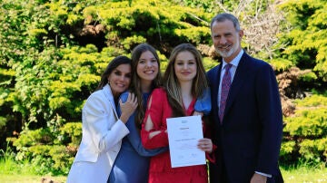 Los Reyes Felipe y Letizia posan junto a sus hijas la princesa Leonor y la infanta Sofía, al finalizar el acto de graduación de la Princesa de Asturias