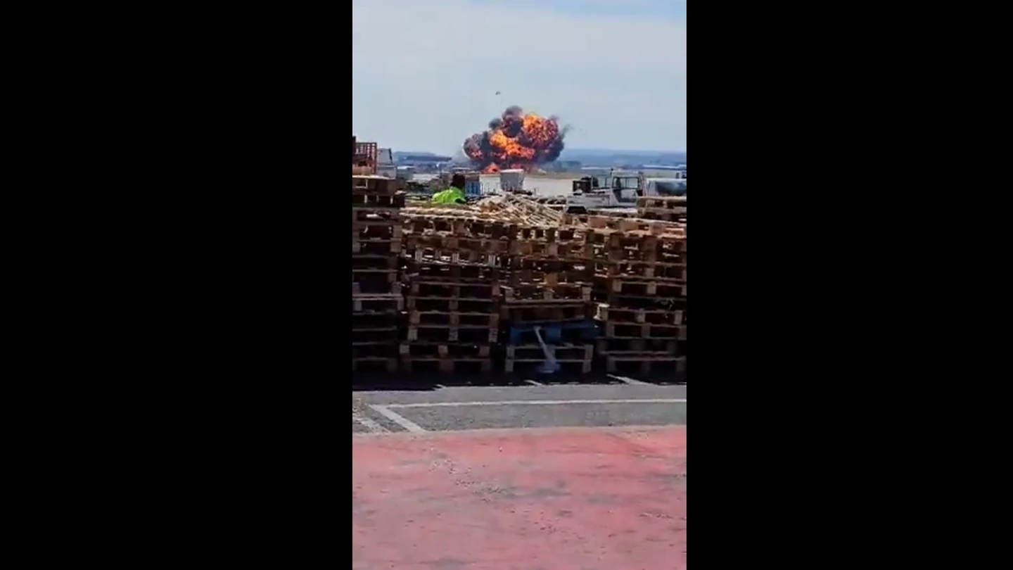 Un cazabombardero F18 se estrella en la base aérea de Zaragoza Un cazabombardero F18 se estrella en la base aérea de Zaragoza