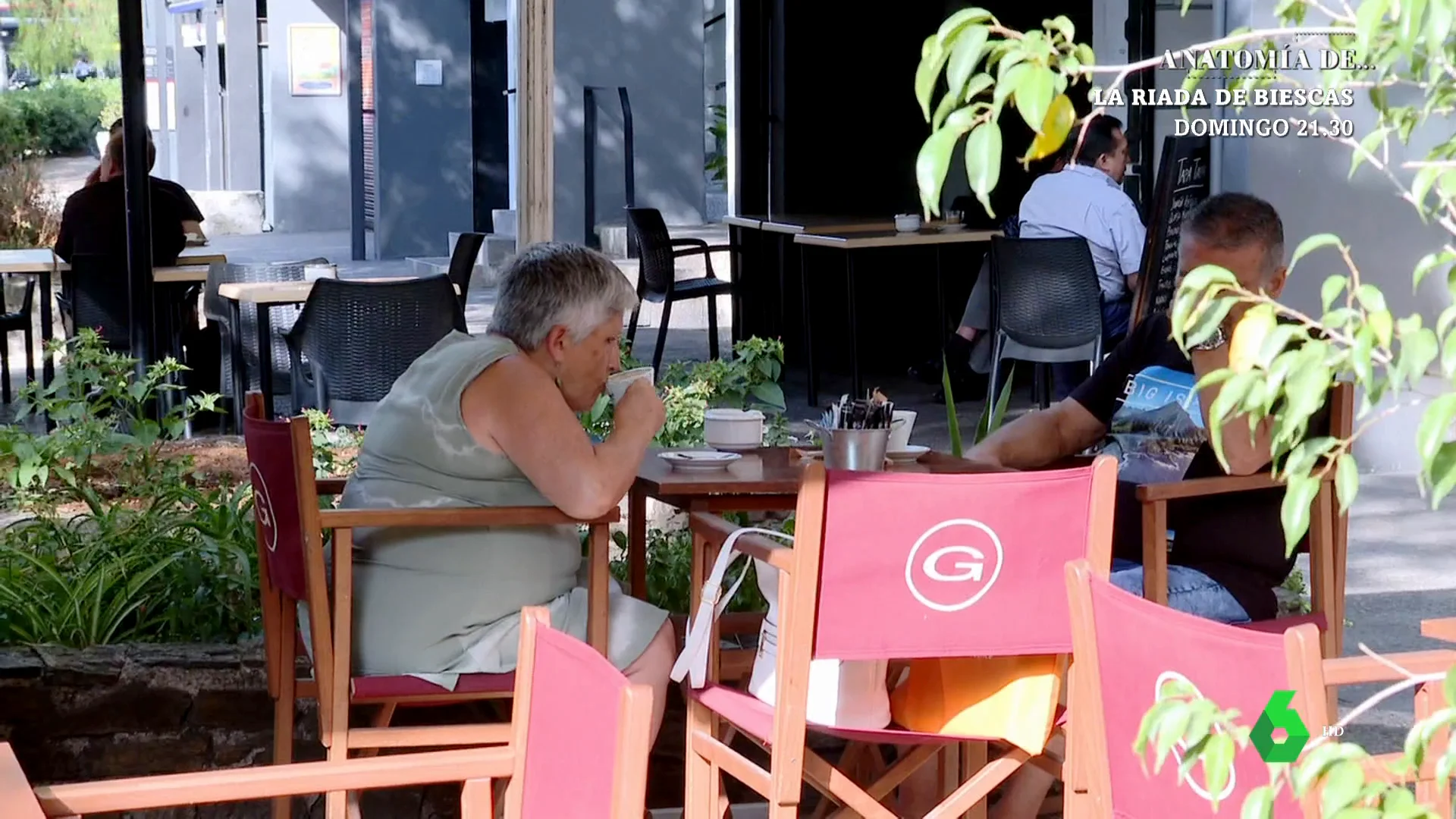 Una mujer tomando un café