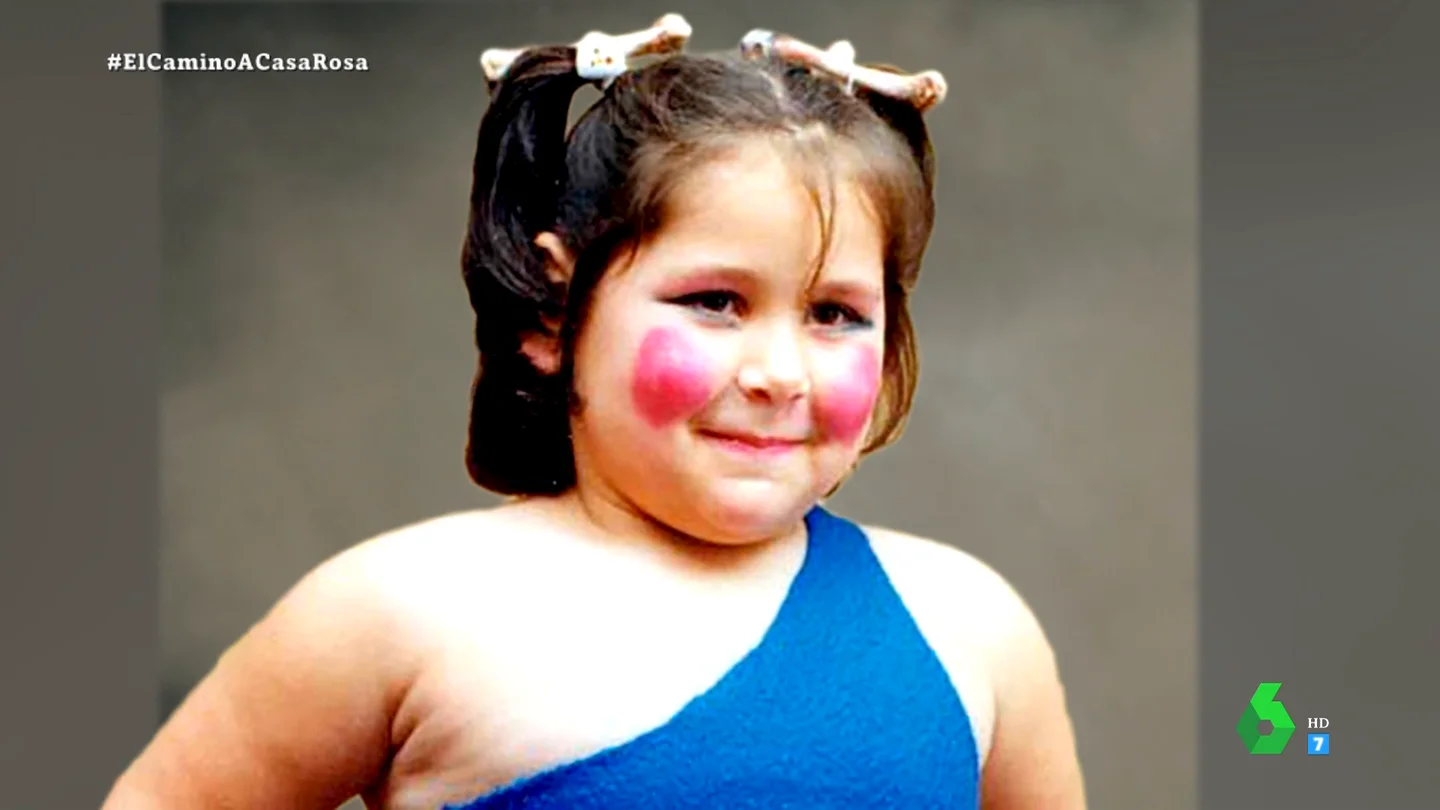 Rosa López recuerda su original disfraz de Picapiedra hecho con huesos de la pollería de sus padres Rosa López recuerda su original disfraz de Picapiedra hecho con huesos de la pollería de sus padres