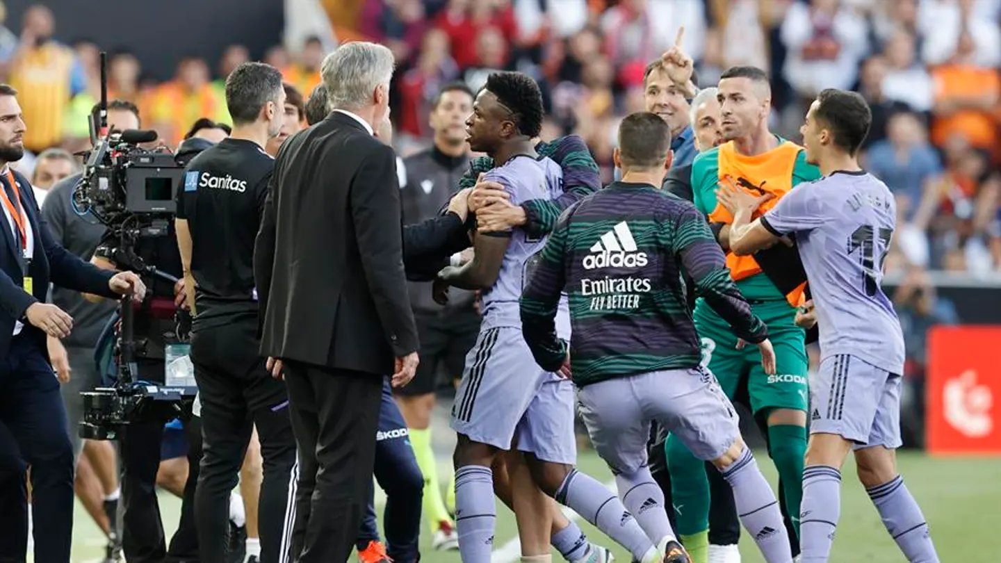 La RFEF cesa a Iglesias Villanueva y otros cinco árbitros de VAR tras la polémica de Mestalla La RFEF cesa a Iglesias Villanueva y otros cinco árbitros de VAR tras la polémica de Mestalla