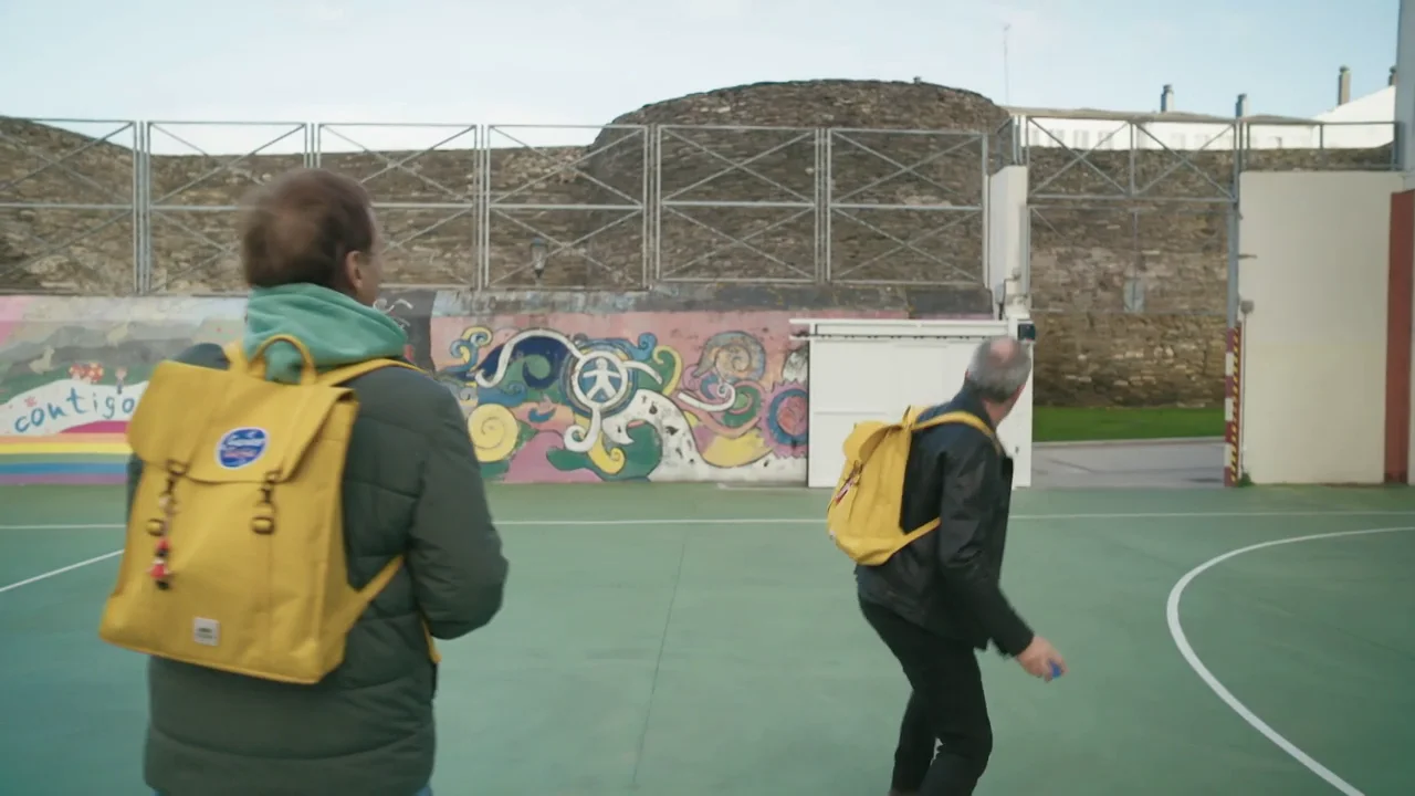 Luis Tosar y Albert Espinosa se retan a tirar pelotas desde el colegio a la muralla de Lugo: "Vaya liada"