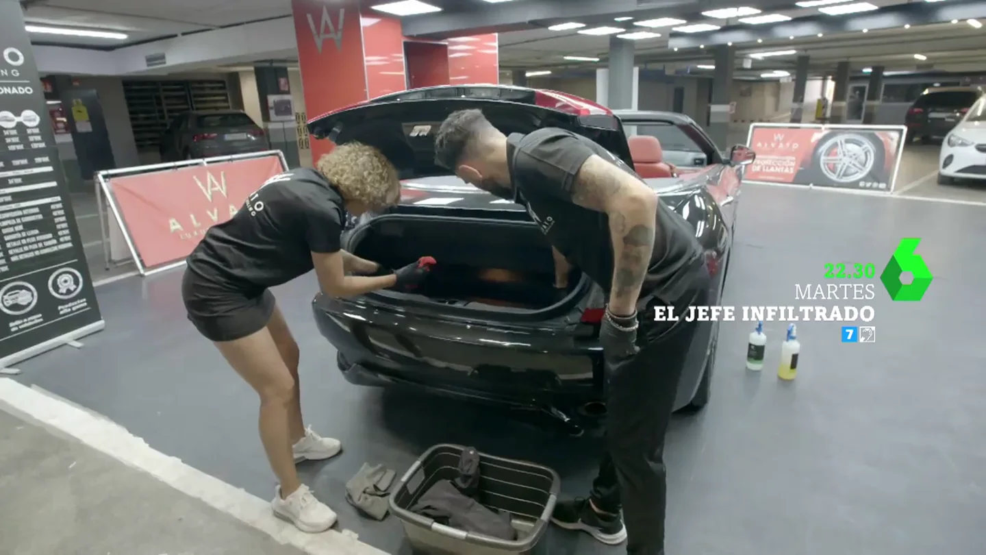 Hoy, la jefa infiltrada de Alvato Luxury comprueba que en algunos maleteros de coches de lujo hay lencería barata Hoy, la jefa infiltrada de Alvato Luxury comprueba que en algunos maleteros de coches de lujo hay lencería barata