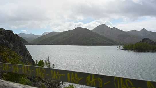 Vista del embalse del Porma (León) Vista del embalse del Porma (León)