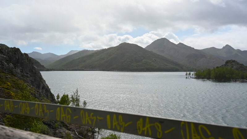 Vista del embalse del Porma (León)