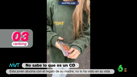Así reacciona una joven cuando su madre le regala un CD: No ha visto uno en su vida Más Vale Tarde comenta un vídeo que se ha convertido en viral y en el que se puede ver la reacción de una joven cuando su madre le regala un CD, el primero que ve en su vida: "No sabe ni abrirlo", comenta Iñaki López en este vídeo.