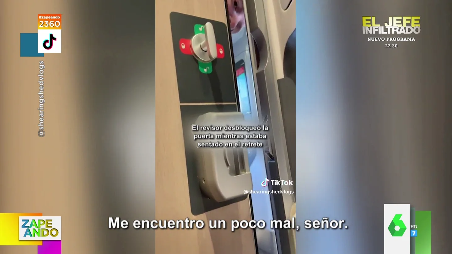 La sorprendente aparición de un revisor para comprobar el billete de un viajero mientras está en el baño La sorprendente aparición de un revisor para comprobar el billete de un viajero mientras está en el baño