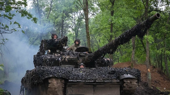Un tanque con soldados ucranianos avanza por la región de Donetsk Un tanque con soldados ucranianos avanza por la región de Donetsk