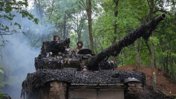 Un tanque con soldados ucranianos avanza por la región de Donetsk 