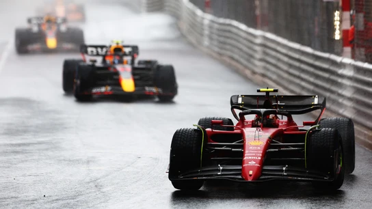 Carlos Sainz sobre la pista mojada de Mónaco Carlos Sainz sobre la pista mojada de Mónaco