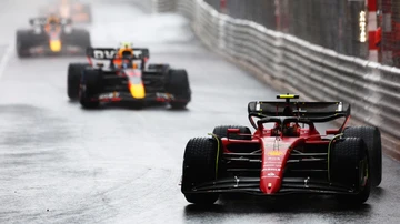 Carlos Sainz sobre la pista mojada de Mónaco