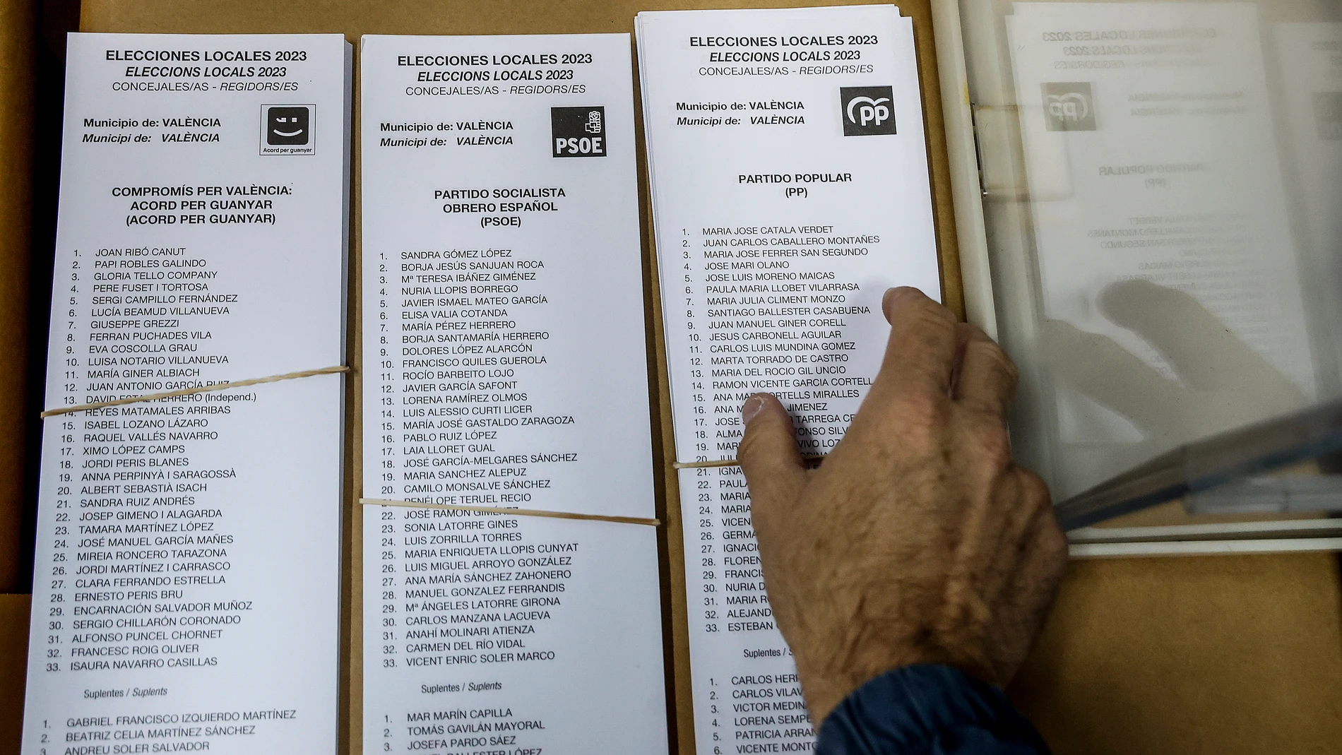 Las papeletas de PP, PSOE y Compromís en un almacén electoral de Valencia