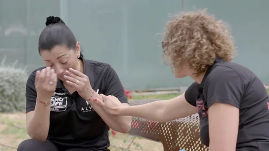 Una empleada de Alvato Luxury se desmorona al recordar a su familia, que está en Colombia: "Mis hijos iban descalzos" Una empleada de Alvato Luxury se desmorona al recordar a su familia, que está en Colombia: "Mis hijos iban descalzos"