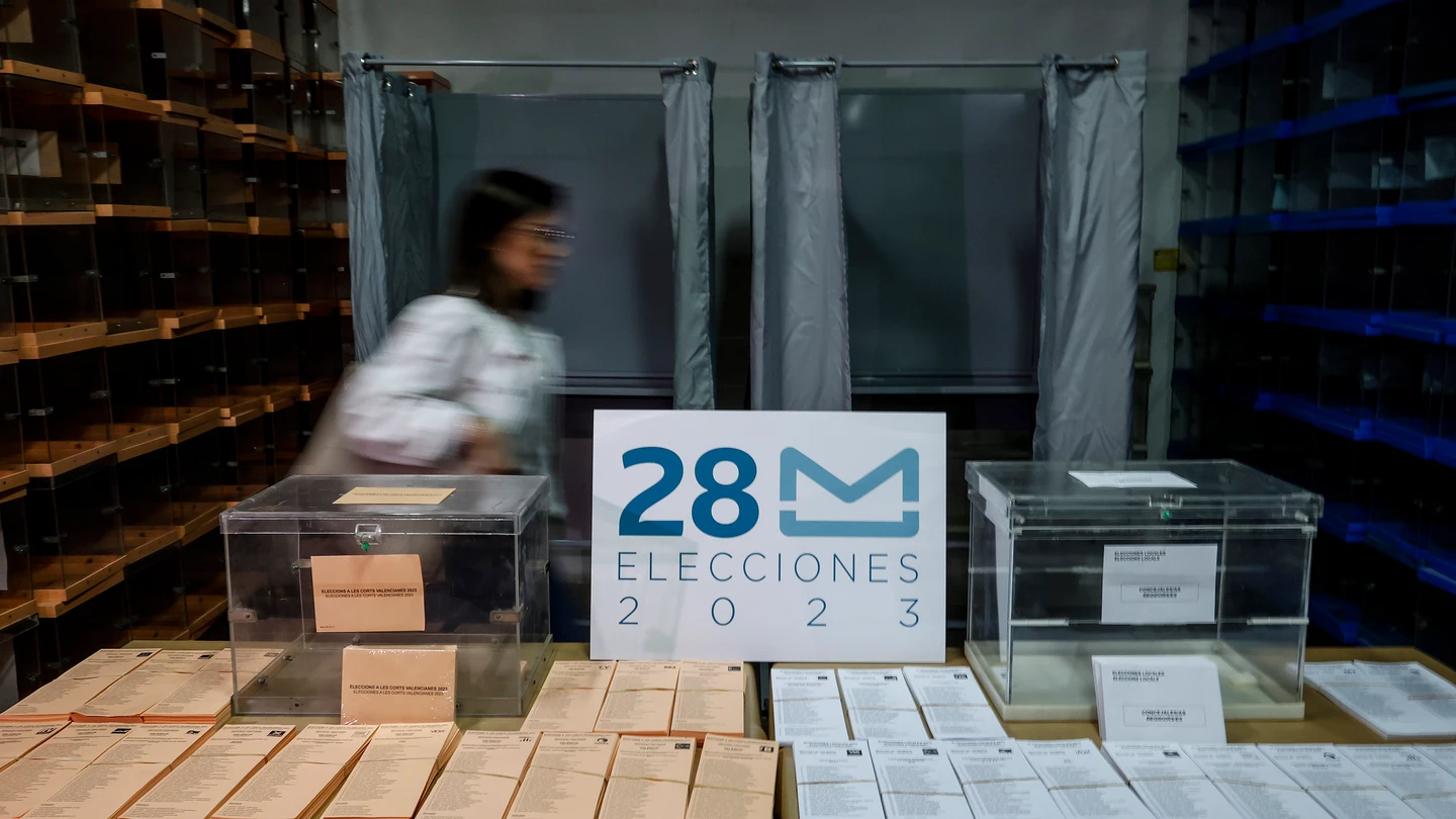 Papeletas de las elecciones del 28 de mayo en el almacén electoral de Valencia Papeletas de las elecciones del 28 de mayo en el almacén electoral de Valencia