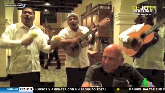El "imán" de Alfonso Arús para las actuaciones musicales en restaurantes: "Al momento, tengo a tres tíos detrás con maracas" El "imán" de Alfonso Arús para las actuaciones musicales en restaurantes: "Al momento, tengo a tres tíos detrás con maracas"