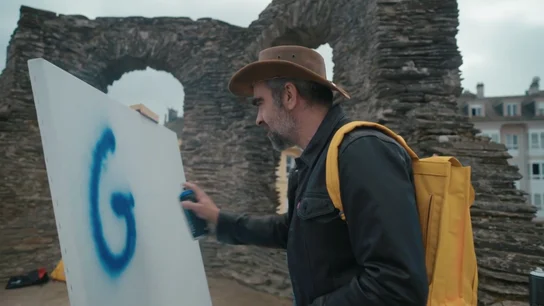 Luis Tosar vuelve a sus orígenes de grafitero: así realiza un grafiti sobre la muralla de Lugo Luis Tosar vuelve a sus orígenes de grafitero: así realiza un grafiti sobre la muralla de Lugo