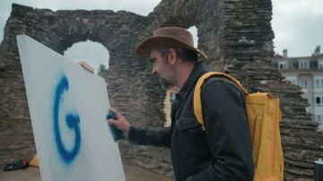 Luis Tosar vuelve a sus orígenes de grafitero: así realiza un grafiti sobre la muralla de Lugo