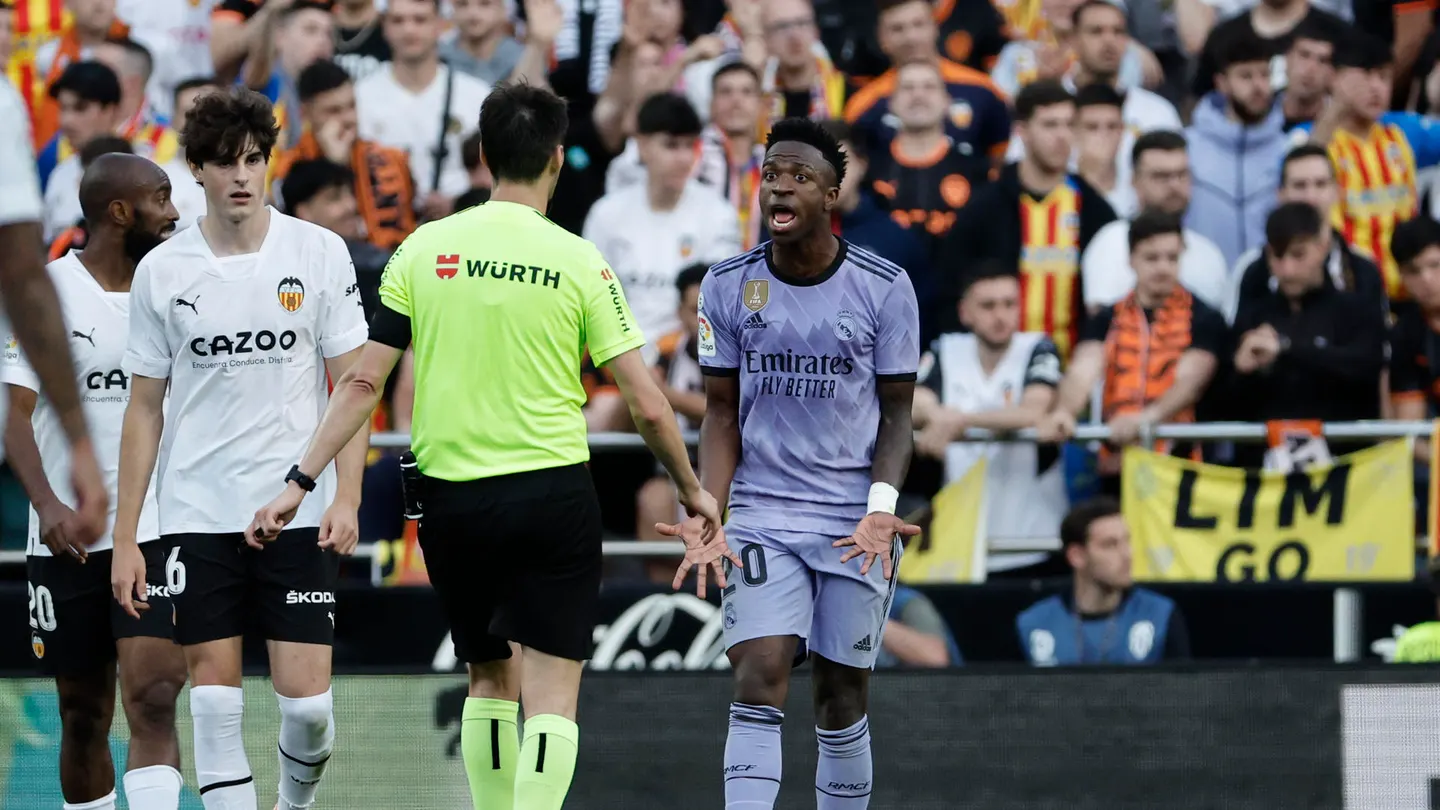 El árbitro habla con Vinícius Júnior durante el partido El árbitro habla con Vinícius Júnior durante el partido