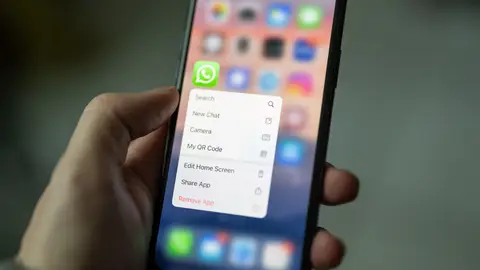 Abriendo WhatsApp Foto frontal de teléfono móvil