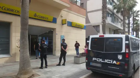 Imagen de la semana pasada de la policía en la oficina de Correos de Melilla/ EFE/ Paqui Sánchez