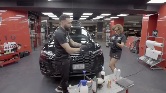 "No digo nada": el empleado más 'flamenco' de Alvato Luxury vierte un producto carísimo al bailar para la jefa infiltrada "No digo nada": el empleado más 'flamenco' de Alvato Luxury vierte un producto carísimo al bailar para la jefa infiltrada