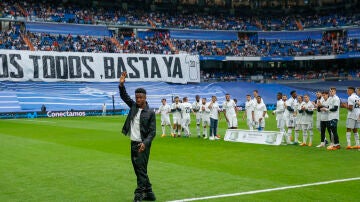 Vinicius saluda al Bernabéu