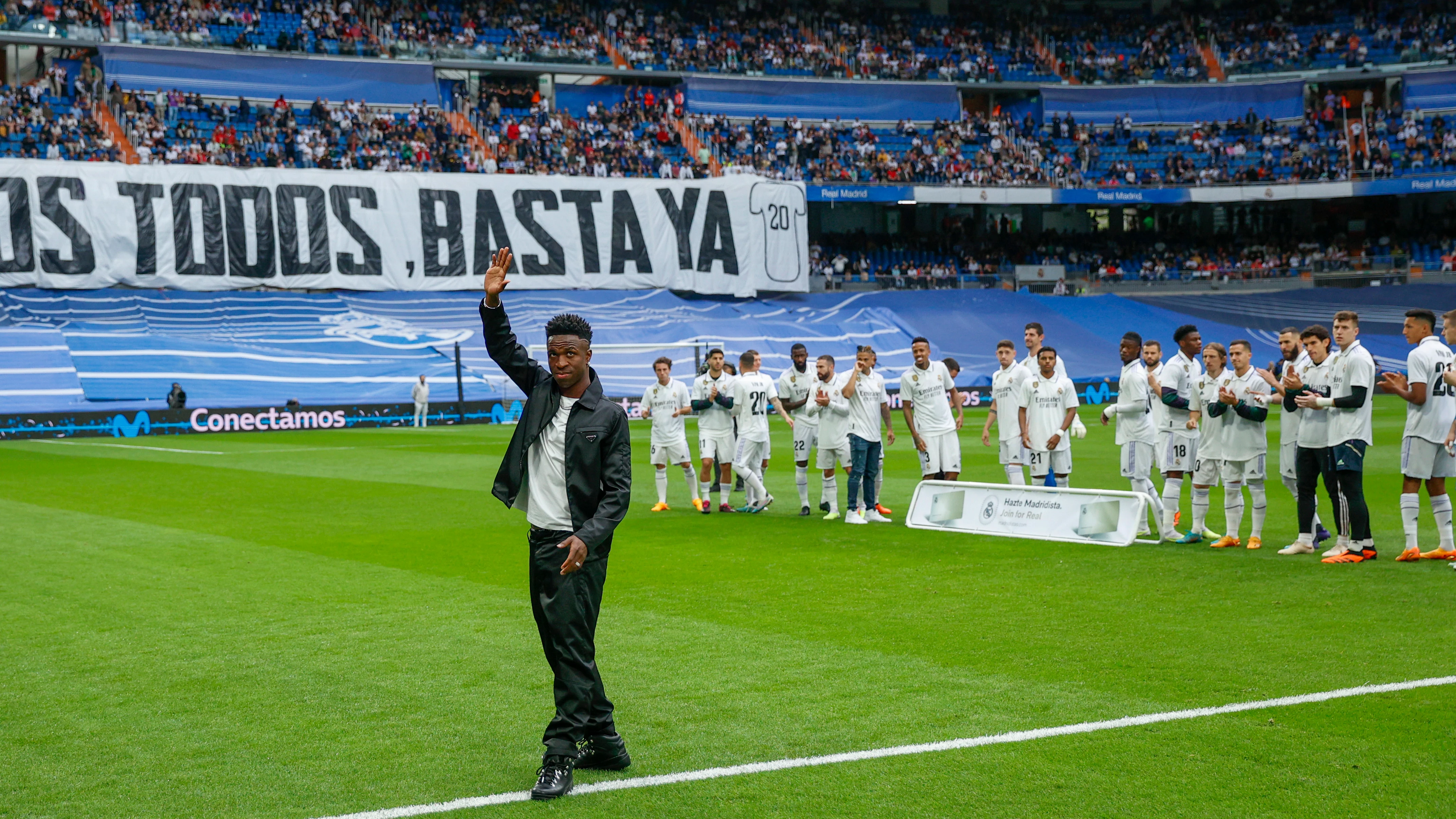 Vinicius saluda al Bernabéu