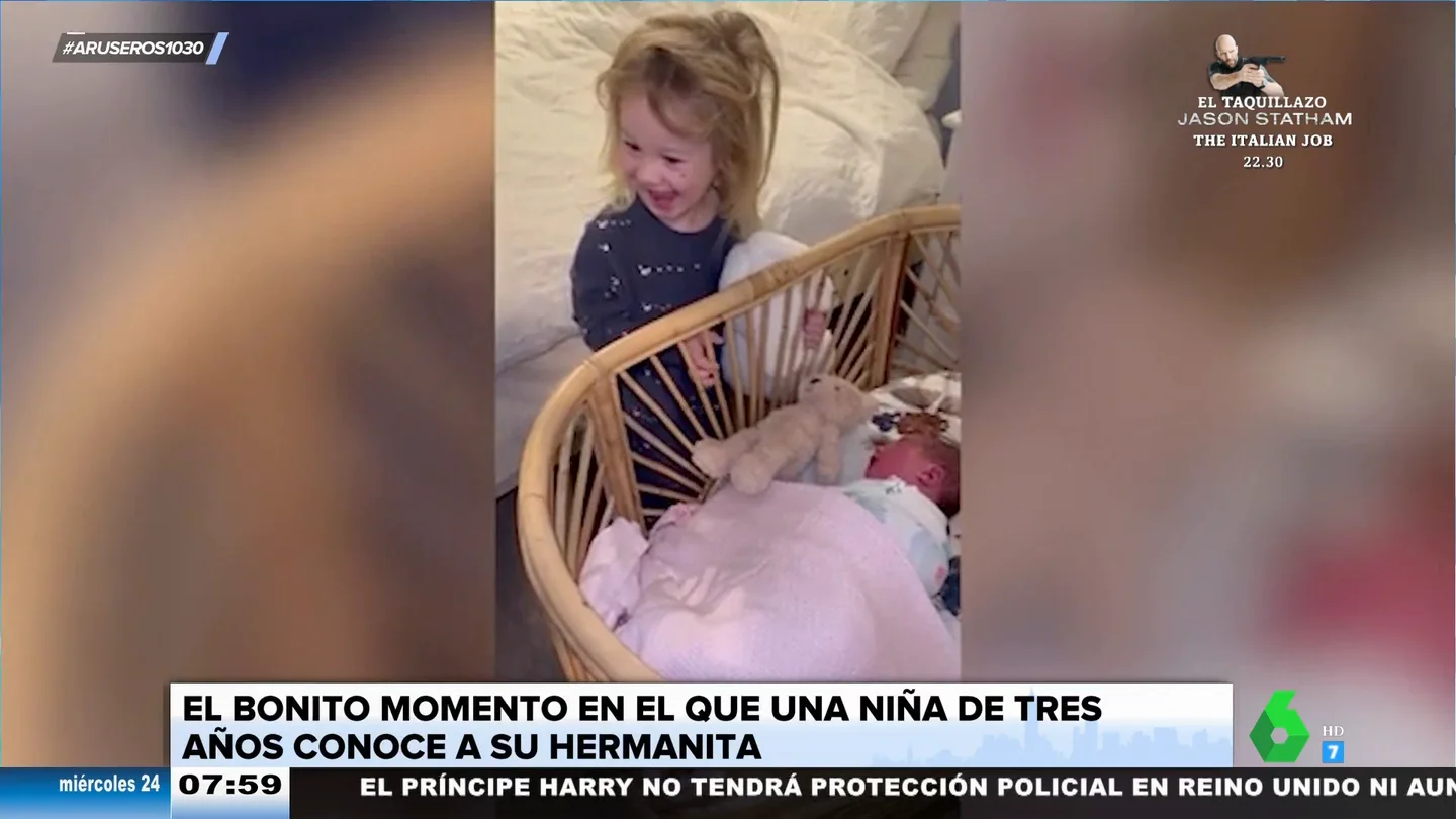 El tierno momento en el que una niña conoce a su hermano por primera vez Una niña se emociona al ver por primera vez a su hermano, al que su madre dio a luz en una cuneta de camino al hospital. "Para ella es un muñeco", comenta Angie Cárdenas. "Espérate cuando se ponga a llorar a las 3 de la mañana", responde Arús.