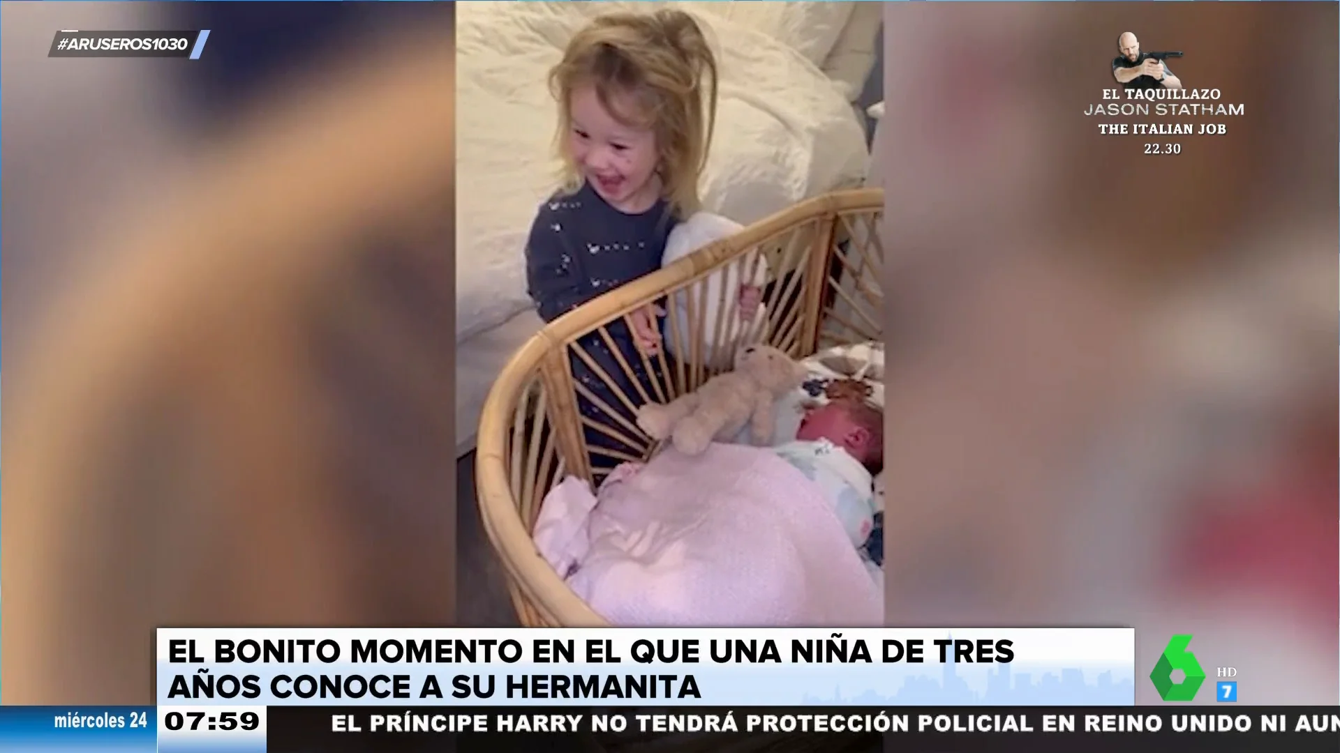 Una niña se emociona al ver por primera vez a su hermano, al que su madre dio a luz en una cuneta de camino al hospital. "Para ella es un muñeco", comenta Angie Cárdenas. "Espérate cuando se ponga a llorar a las 3 de la mañana", responde Arús.