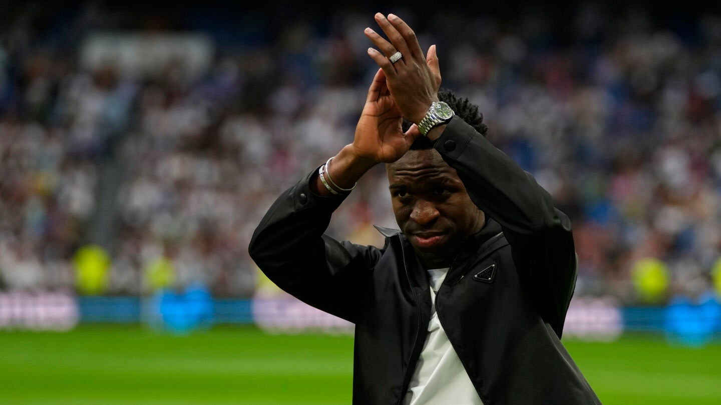 Vinicius saluda al Bernabéu