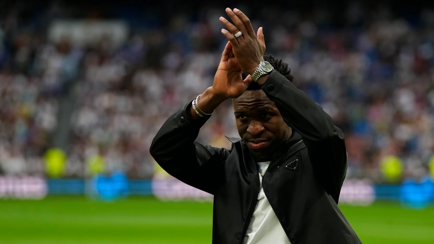 Vinicius saluda al Bernabéu Vinicius saluda al Bernabéu