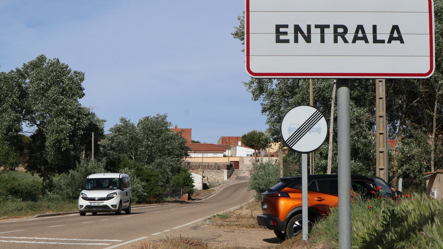 Un cartel del pueblo de Entrala, en Zamora Un cartel del pueblo de Entrala, en Zamora