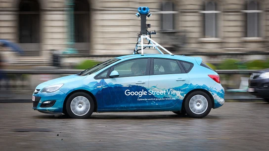 Un vecino ataca con una horca de metal una cámara de Google Street View en Hungría Un vecino ataca con una horca de metal una cámara de Google Street View en Hungría