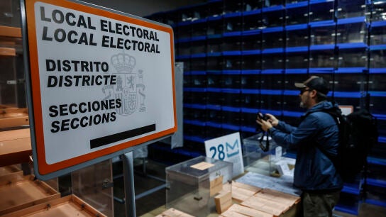 Papeletas y urnas de las elecciones del 28M en el almac&eacute;n electoral de Valencia