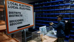 Papeletas y urnas de las elecciones del 28M en el almacén electoral de Valencia