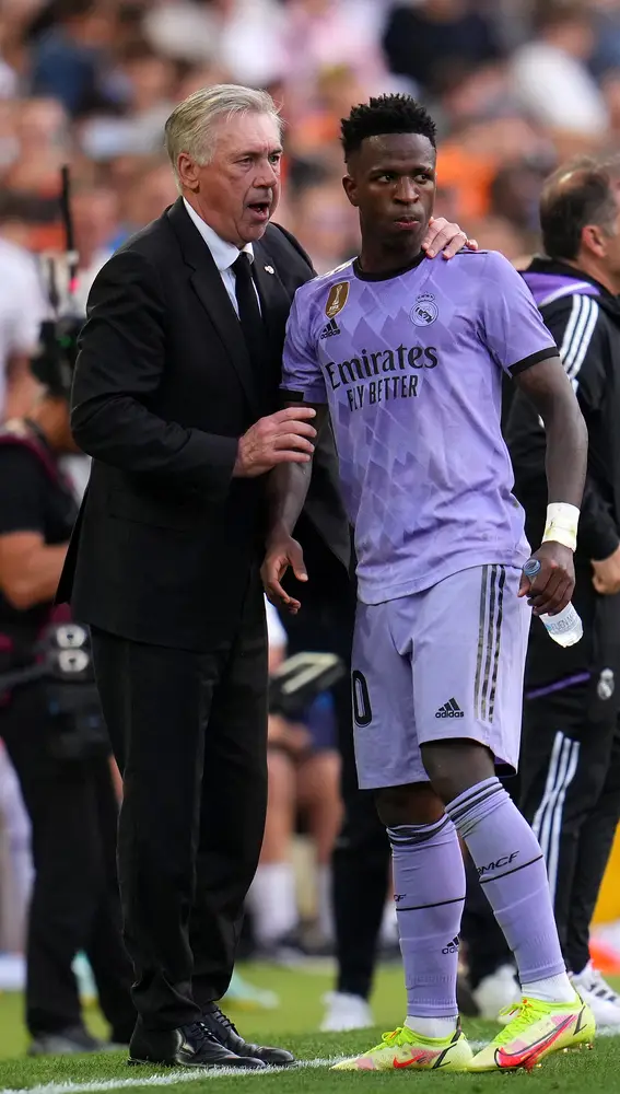 Carlo Ancelotti y Vinicius Jr Carlo Ancelotti y Vinicius Jr