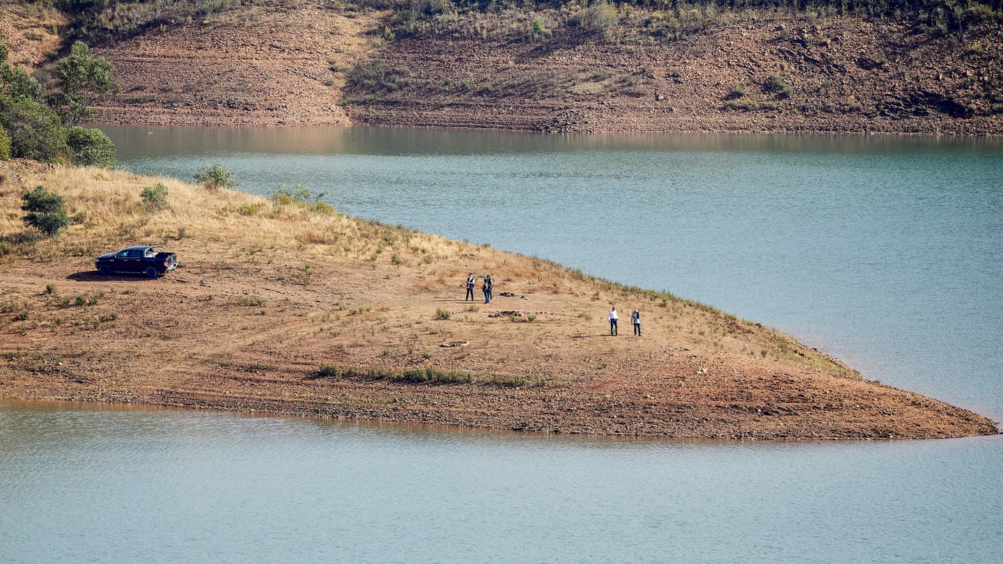Autoridades portuguesas durante la operación de búsqueda en el área de la presa de Arade, distrito de Faro, en medio de la investigación sobre la desaparición de Madeleine McCann, en Silves, Portugal, el 24 de mayo de 2023. Autoridades portuguesas durante la operación de búsqueda en el área de la presa de Arade, distrito de Faro, en medio de la investigación sobre la desaparición de Madeleine McCann, en Silves, Portugal, el 24 de mayo de 2023.
