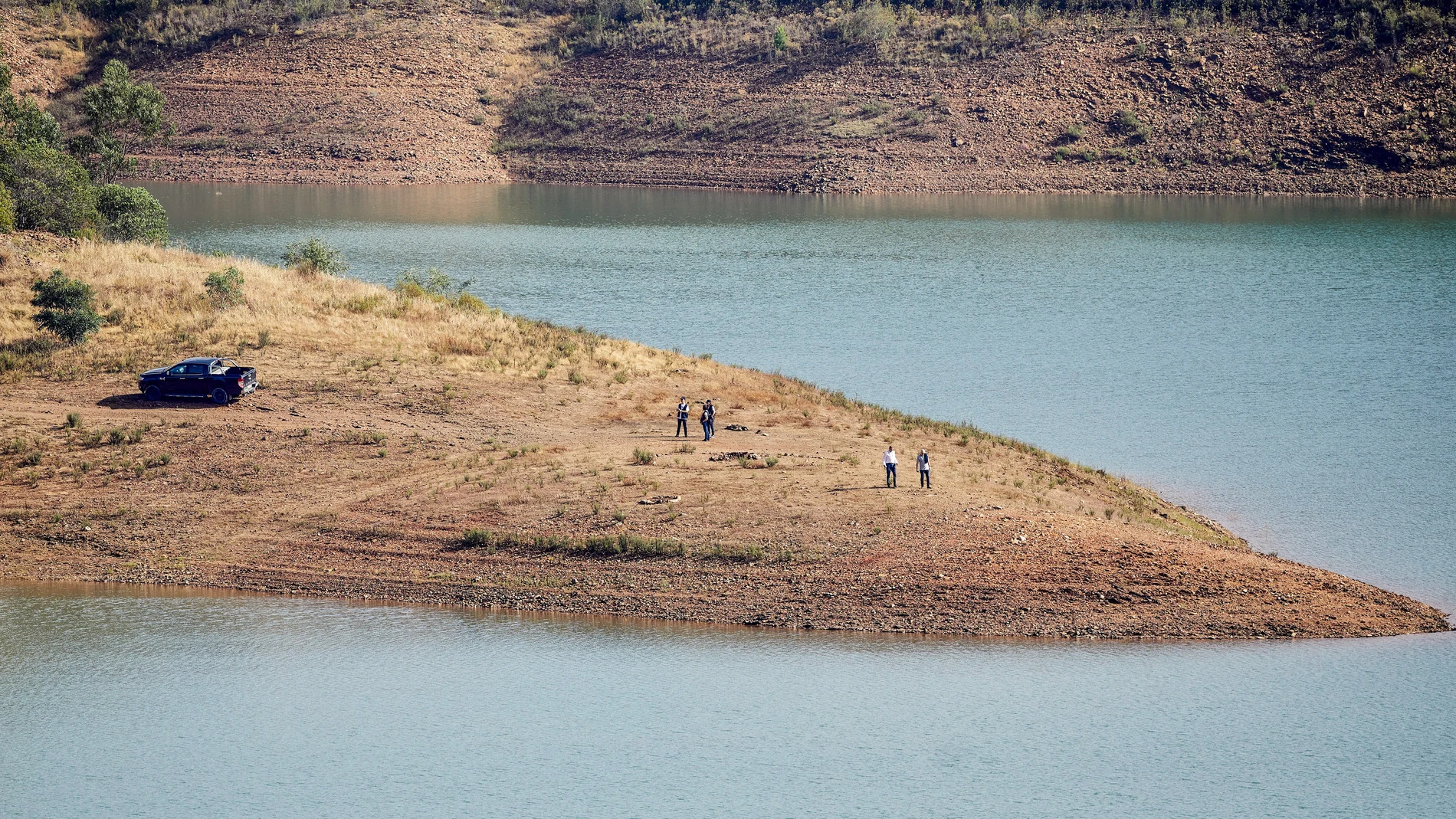 Autoridades portuguesas durante la operación de búsqueda en el área de la presa de Arade, distrito de Faro, en medio de la investigación sobre la desaparición de Madeleine McCann, en Silves, Portugal, el 24 de mayo de 2023.