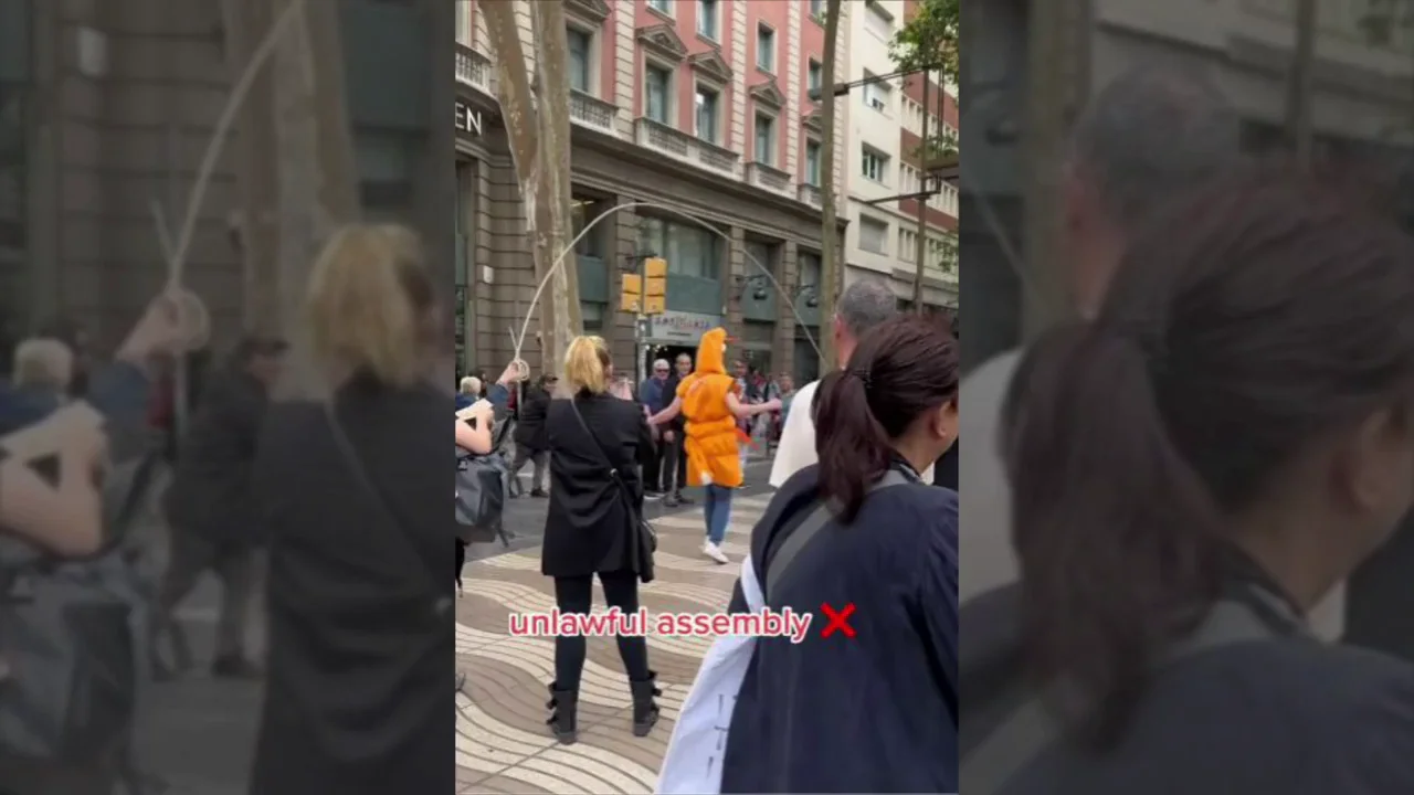 Una turista visita Barcelona y cuenta en TikTok las costumbres "permitidas" que más le han impactado: "Es ilegal" Una turista visita Barcelona y cuenta en TikTok las costumbres "permitidas" que más le han impactado: "Es ilegal"