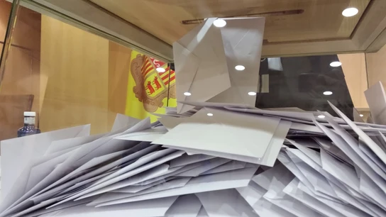 Fotografía de una urna electoral en la que se introducen los sobres con las votaciones Fotografía de una urna electoral en la que se introducen los sobres con las votaciones